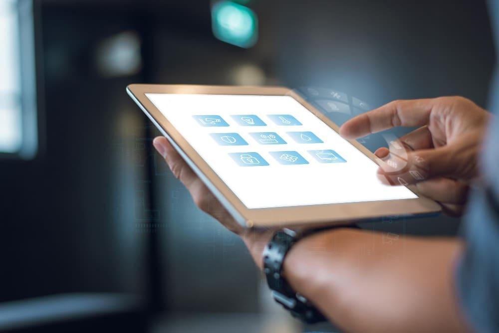 Diseño UI intuitivo: Velas como marcadores de estado y energía.